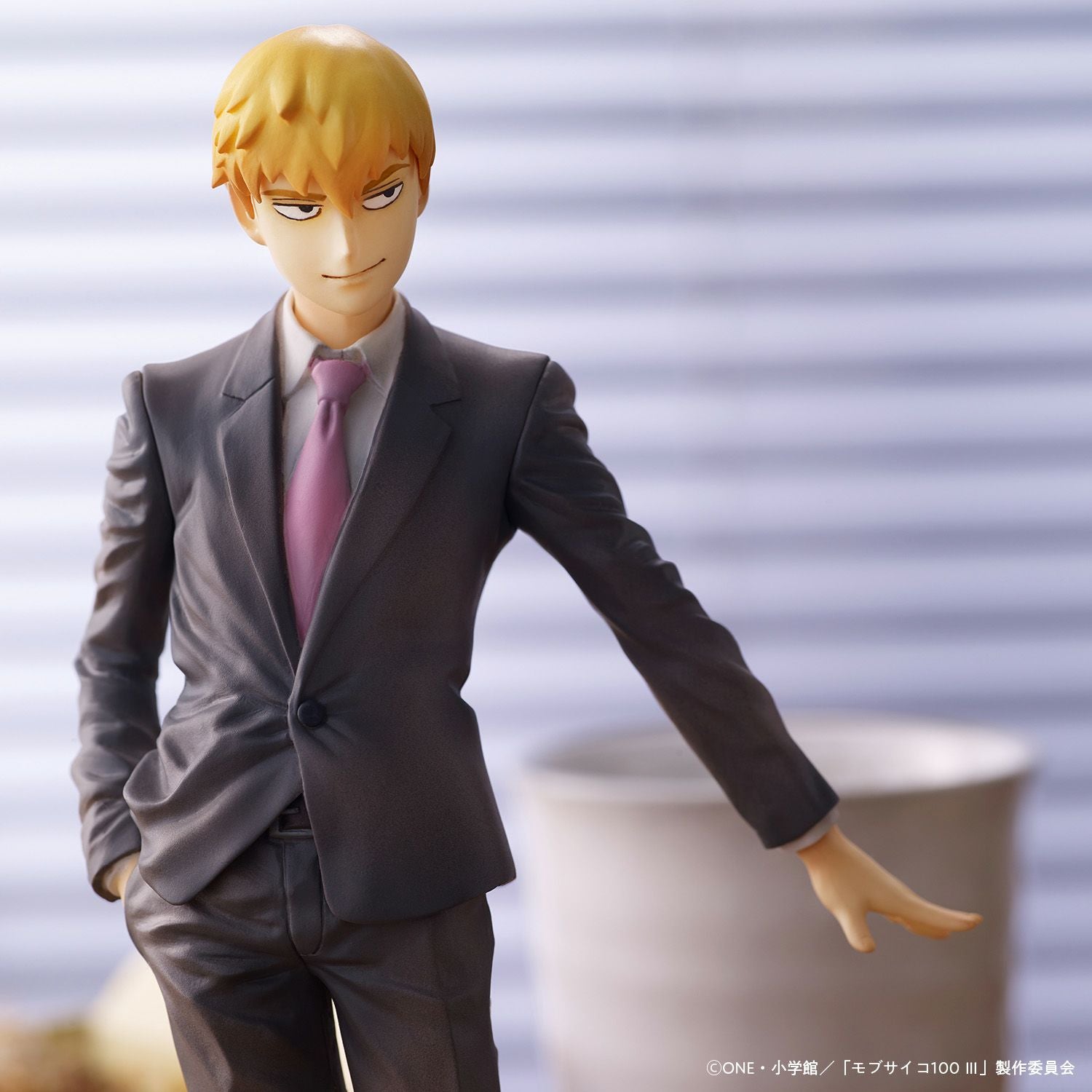 【モブサイコ100】 霊幻新隆　フィギュア Amazon | 『モブサイコ100Ⅱ』霊幻新隆 ノンスケール PVC&ABS製 塗装
